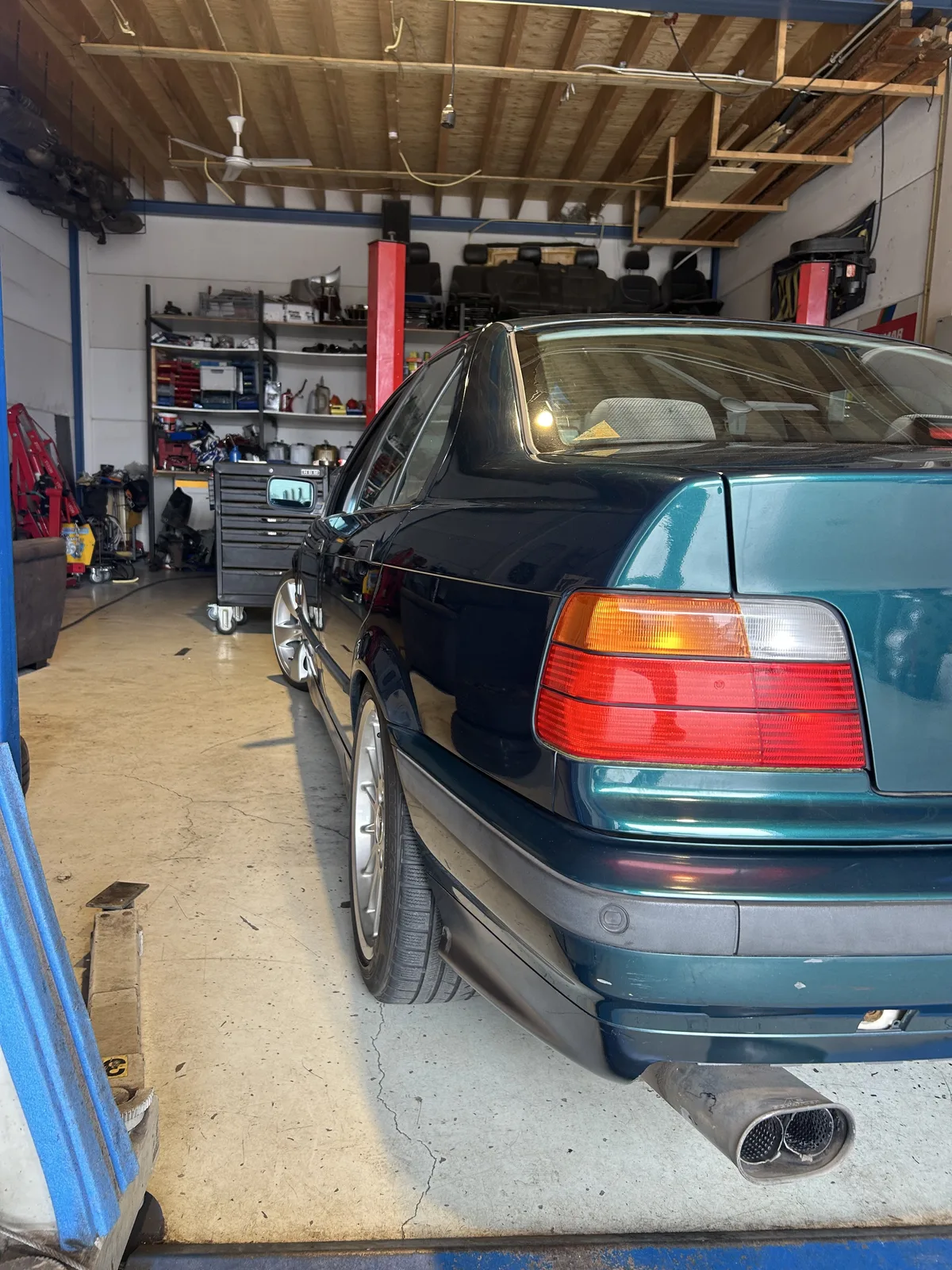 Groene BMW E36 in de werkplaats van Bimmerwerken