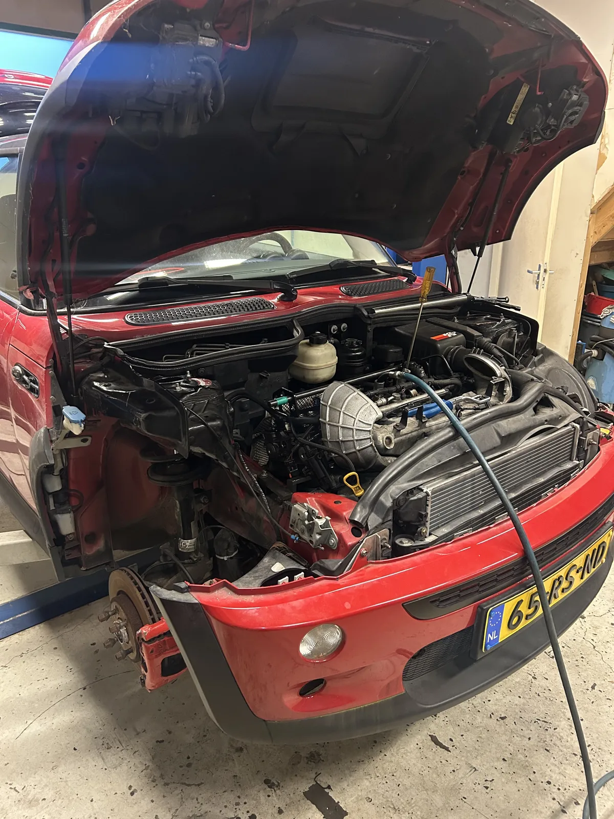 Rode MINI R53 in de werkplaats tijdens reparatie